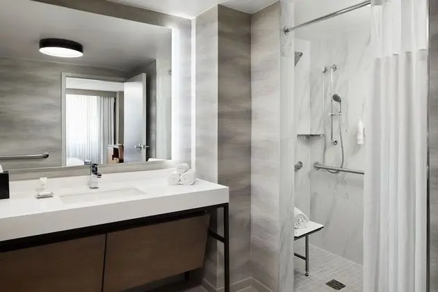 Oda, 1 En Büyük (King) Boy Yatak (Mobility/Hearing Accessible, Tub)