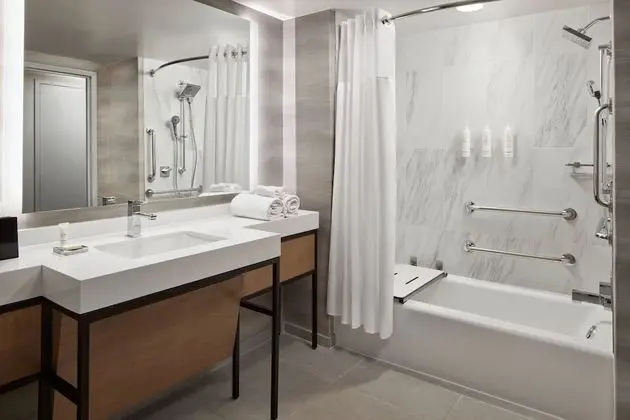 Oda, 1 En Büyük (King) Boy Yatak (Mobility/Hearing Accessible, Tub)