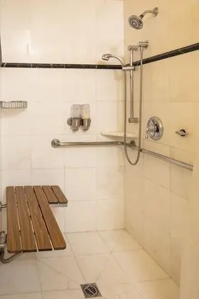 Üç Kişilik Oda, Engellilere Uygun (ADA Accessible Superior)