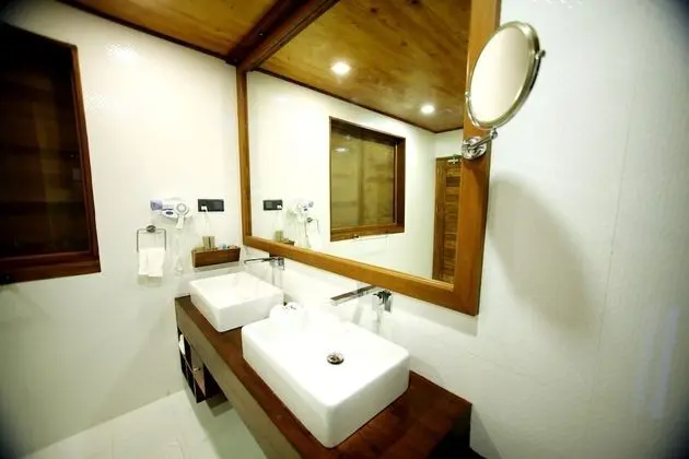 Deluxe Tek Büyük Yataklı Oda, Deniz Manzaralı, Denize Bakan