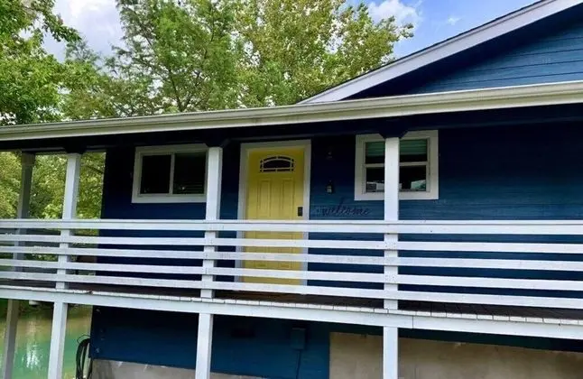 Ev (Water Haus, Daily Rental, 12 Guests)