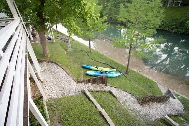Ev (Water Haus, Daily Rental, 12 Guests)