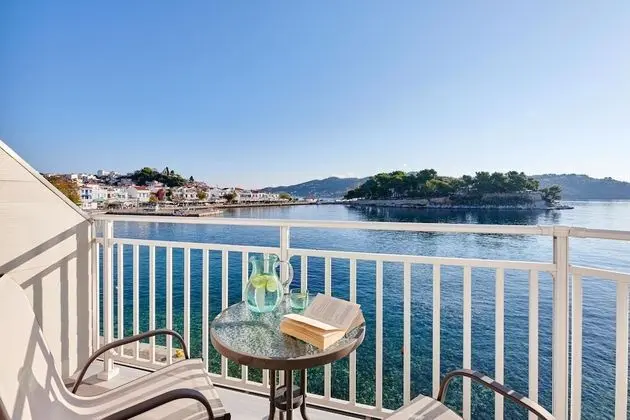 Üç Kişilik Oda, Deniz Manzaralı