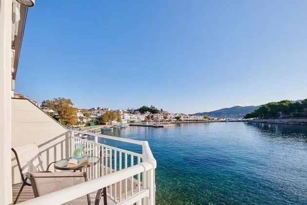 Üç Kişilik Oda, Deniz Manzaralı