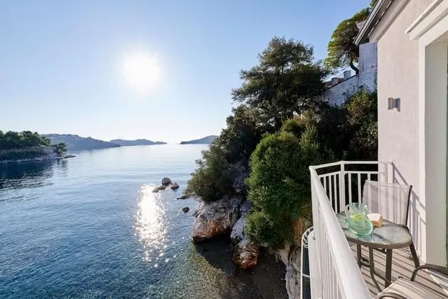 Üç Kişilik Oda, Deniz Manzaralı