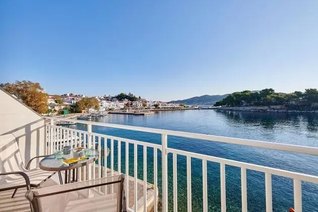 Üç Kişilik Oda, Deniz Manzaralı
