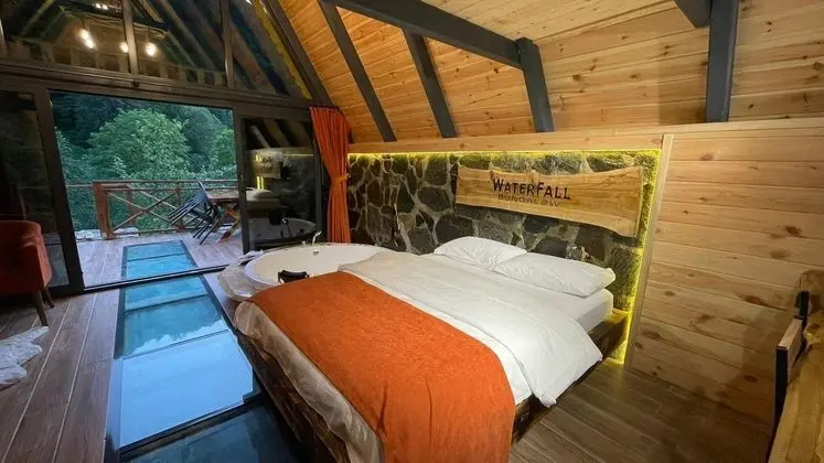 Waterfall bungalov 101