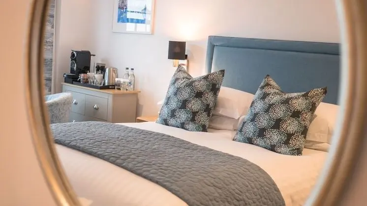 Superior Tek Büyük Yataklı Oda, Banyolu/Duşlu, Liman Manzaralı (harbour view ESTUARY ROOM)
