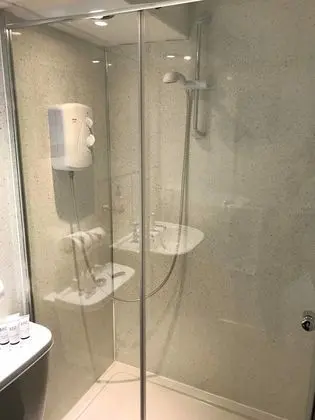 Tek Büyük Yataklı Oda, Ortak Banyo