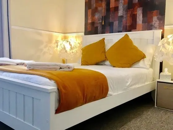 Standard Tek Büyük Yataklı Oda, Kısmi Deniz Manzaralı (Room 15)