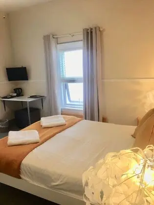 Standard Tek Büyük Yataklı Oda, Kısmi Deniz Manzaralı (Room 15)