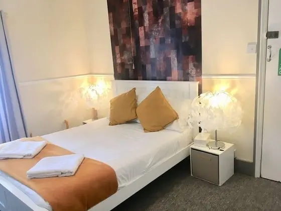 Standard Tek Büyük Yataklı Oda, Kısmi Deniz Manzaralı (Room 15)