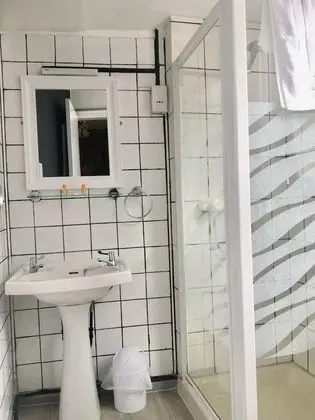 Standard Tek Büyük Yataklı Oda, Kısmi Deniz Manzaralı (Room 15)
