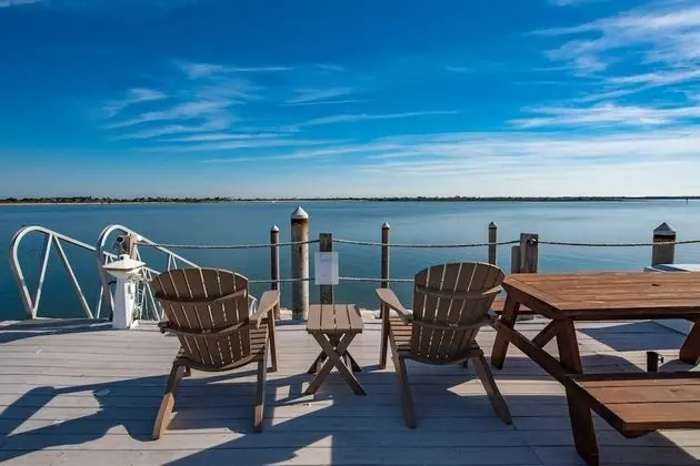 Ev (Waterfront Paradise)