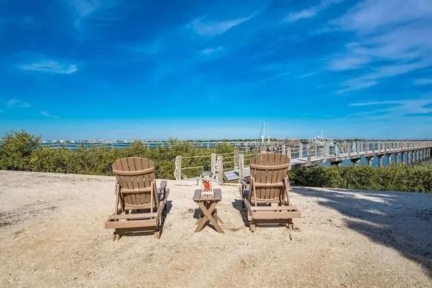 Ev (Waterfront Paradise)