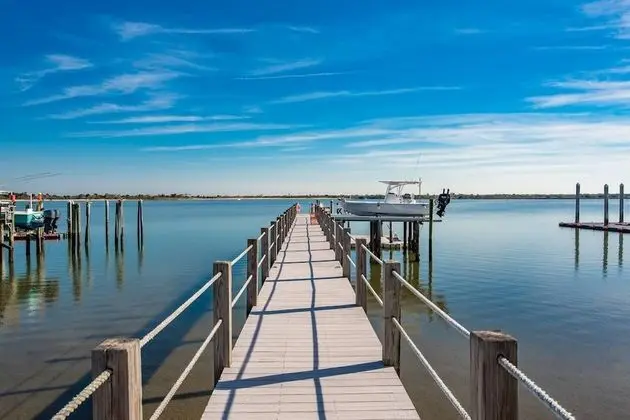 Ev (Waterfront Paradise)