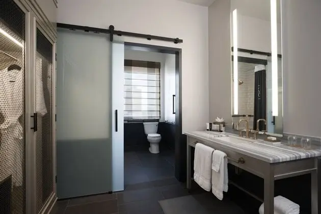 Junior Süit, 1 En Büyük (King) Boy Yatak (Mobility Accessible, Roll-In Shower)