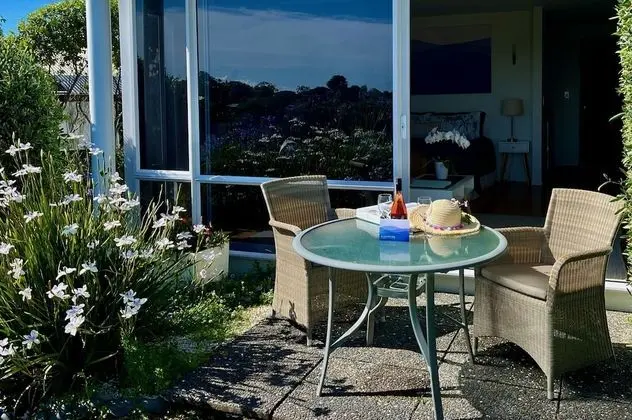 Oda, Kısmi Deniz Manzaralı (Apartment Three)