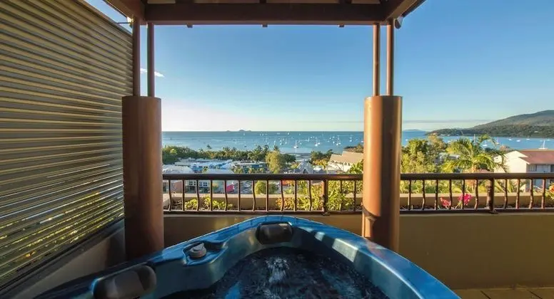 2 Bedroom 2 Bathroom Apartment with Balcony Jacuzzi and Ocean View