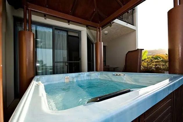 2 Bedroom 2 Bathroom Apartment with Balcony Jacuzzi and Ocean View
