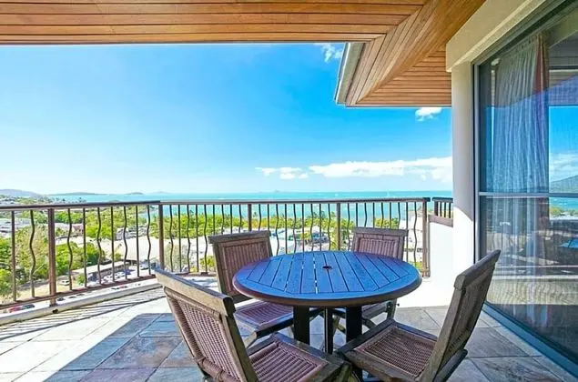 2 Bedroom 2 Bathroom Apartment with Balcony Jacuzzi and Ocean View