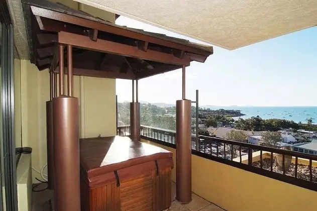 2 Bedroom 2 Bathroom Apartment with Balcony Jacuzzi and Ocean View