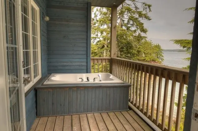 Deluxe One Bedroom King Suite with Outdoor Tub, Full Kitchen and Harbor View