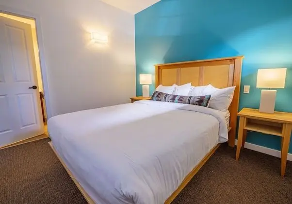 Signature Collection 1 Bedroom Queen Suite with Sofa Bed, Full Kitchen + Harbour View