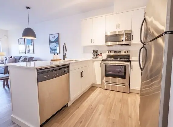 Signature Collection 1 Bedroom Queen Suite with Sofa Bed, Full Kitchen + Harbour View