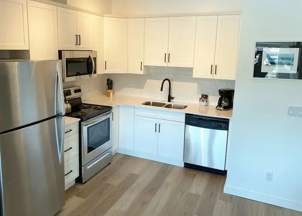 Signature Collection 1 Bedroom Queen Suite with Sofa Bed, Full Kitchen + Harbour View