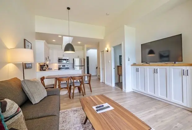 Signature Collection 1 Bedroom Queen Suite with Sofa Bed, Full Kitchen + Harbour View