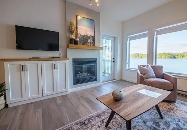 Signature Collection 1 Bedroom Queen Suite with Sofa Bed, Full Kitchen + Harbour View