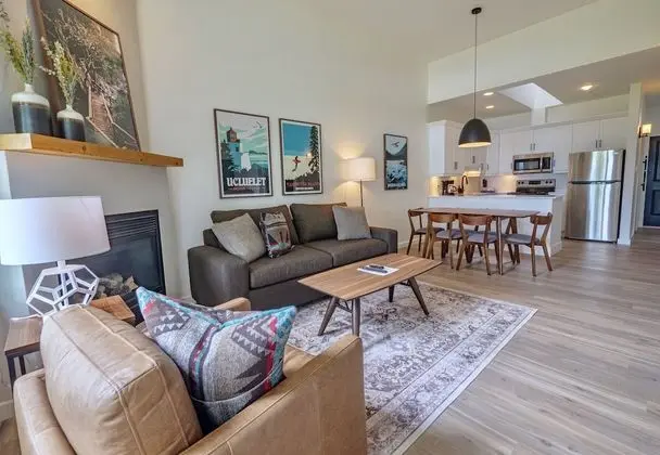 Signature Collection 1 Bedroom Queen Suite with Sofa Bed, Full Kitchen + Harbour View