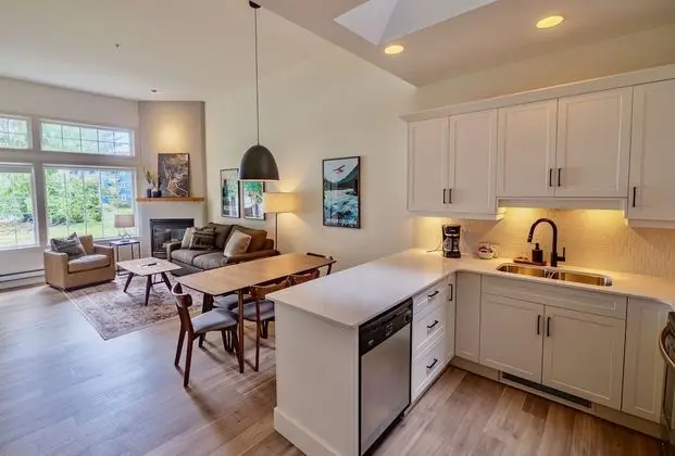 Signature Collection 1 Bedroom Queen Suite with Sofa Bed, Full Kitchen + Harbour View
