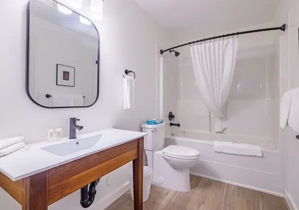Signature Collection 1 Bedroom Queen Suite with Sofa Bed, Full Kitchen + Harbour View