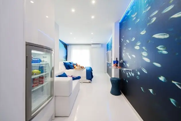 Tek Büyük Yataklı Oda, Balkon (Lateral Sea View)