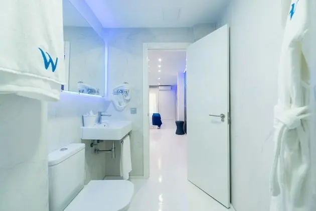 Tek Büyük Yataklı Oda, Balkon (Lateral Sea View)