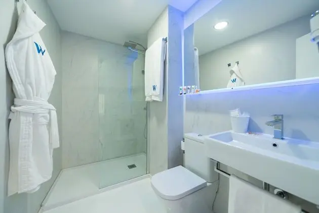 Tek Büyük Yataklı Oda, Balkon (Lateral Sea View)