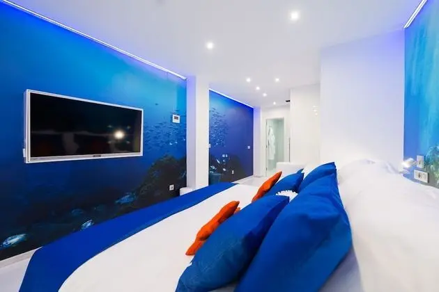 Tek Büyük Yataklı Oda, Balkon (Lateral Sea View)