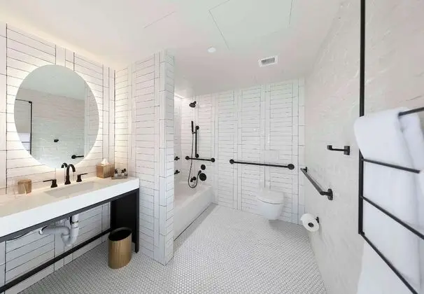 Oda, 1 En Büyük (King) Boy Yatak, Engellilere Uygun, Şehir Manzaralı (Urban, Mobility, Bathtub)