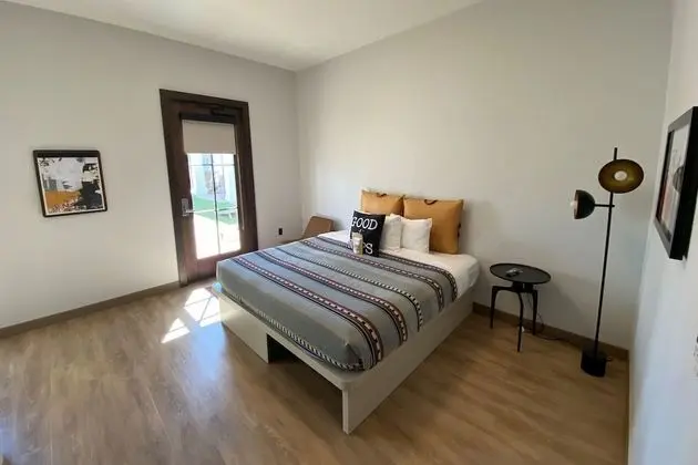 Oda, 1 En Büyük (King) Boy Yatak (Roomy King - 250 SQF)