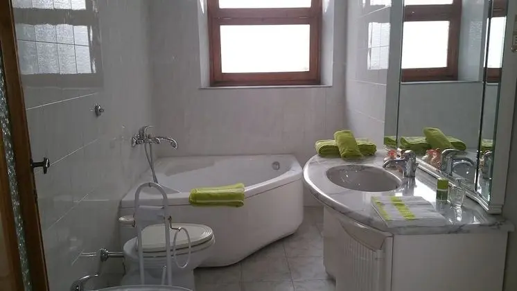 Tek Büyük veya İki Ayrı Yataklı Oda, Ortak Banyo