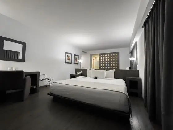 Master Suite with jacuzzi and street view