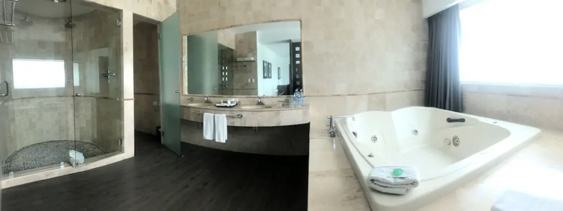 Master Suite with jacuzzi and street view