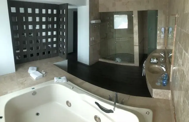Master Suite with jacuzzi and street view