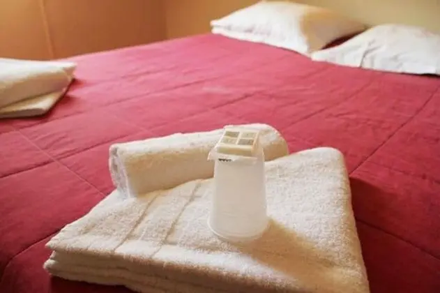 Tek Büyük Yataklı Oda, Ortak Banyo (avec lavabo)