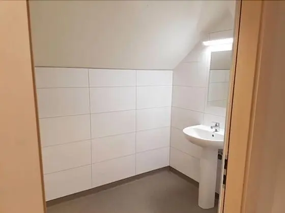 Tek Büyük Yataklı Oda, Ortak Banyo (avec lavabo)