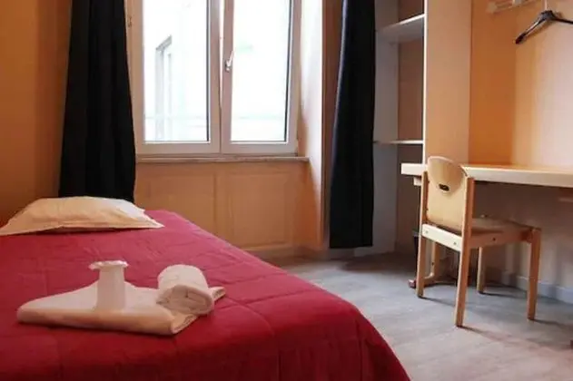 Tek Kişilik Oda, Ortak Banyo (avec lavabo)