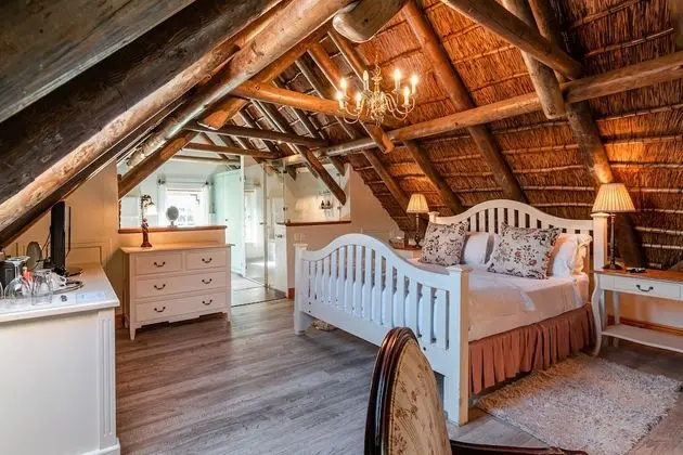 Manor House Room 4