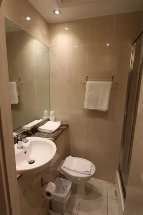 Üç Kişilik Oda